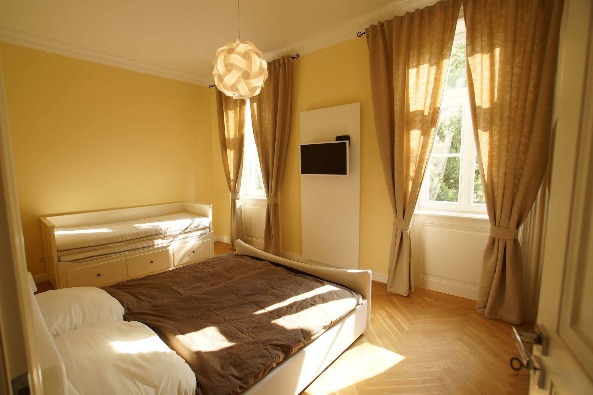 Imperial Apartments Schoenbrunn - Contactless Check-In Вена Экстерьер фото